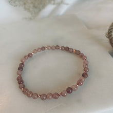 Lade das Bild in den Galerie-Viewer, Armband Quarzit rosa mit rosé Perlen
